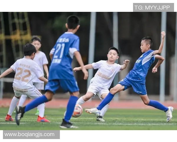 打中后卫的足球明星们如何在赛场上展现防守艺术与领导魅力 打中后卫的足球明星们如何在赛场上展现防守艺术与领导魅力