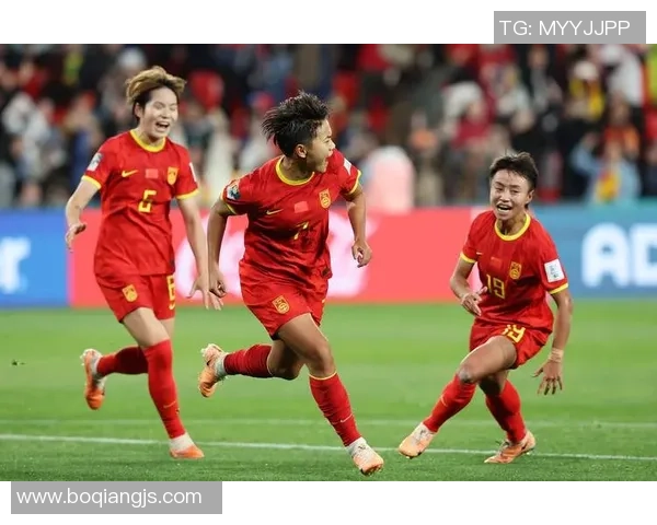 王霜精彩射门瞬间引发全场欢呼展现足球明星风采 王霜精彩射门瞬间引发全场欢呼展现足球明星风采